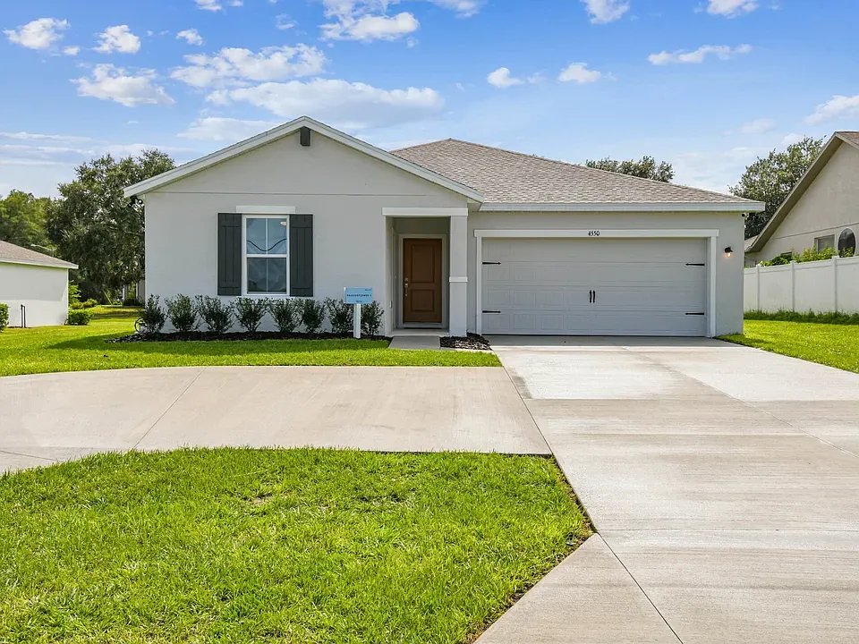 Fachada de casa con garaje doble disponible en Ocala, Florida